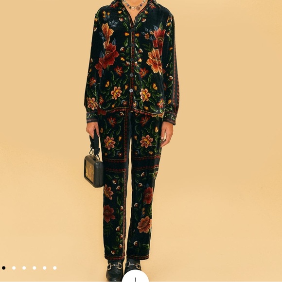 Farm Rio 🌺 Black Macaws Garden Pants - Picture 3 of 10